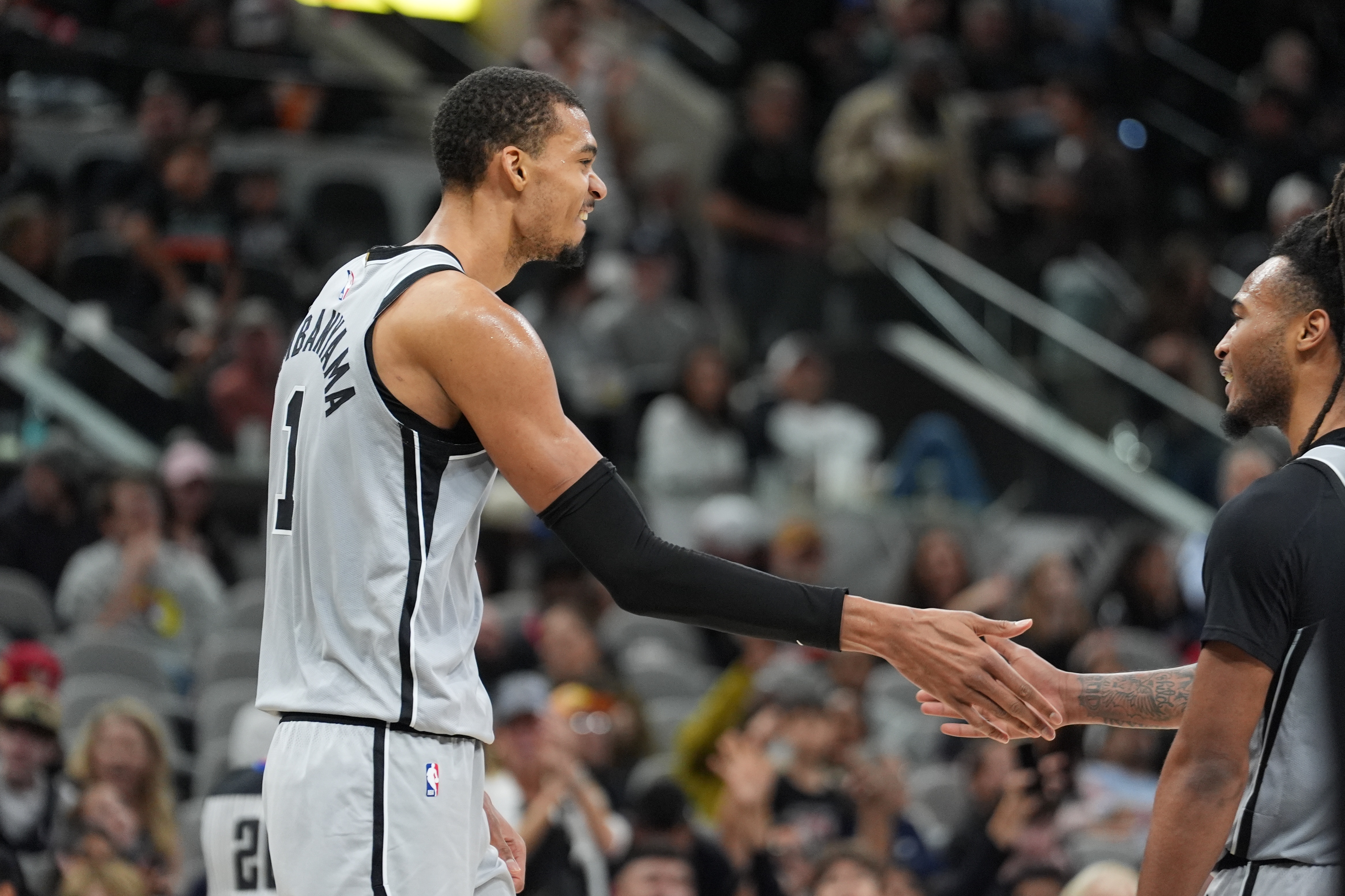 开云体育下载-米奇：文班移动&amp;防守站位都很好 他看起来状态很不错